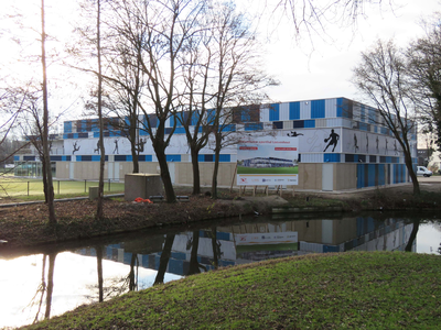 838872 Gezicht op de nieuwe sporthal Loevenhout op het sportpark Loevenhoutsedijk, vanaf de Brailledreef te Utrecht.